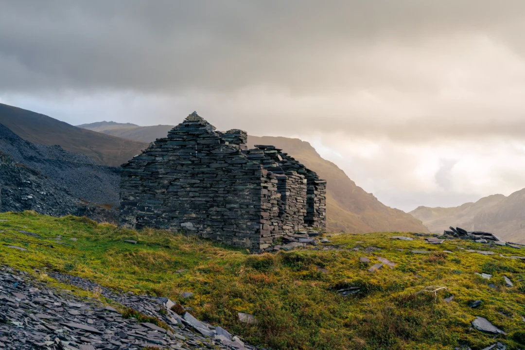 An abandoned, roofless stone building made of stacked slate at Dinorwig Quarry.