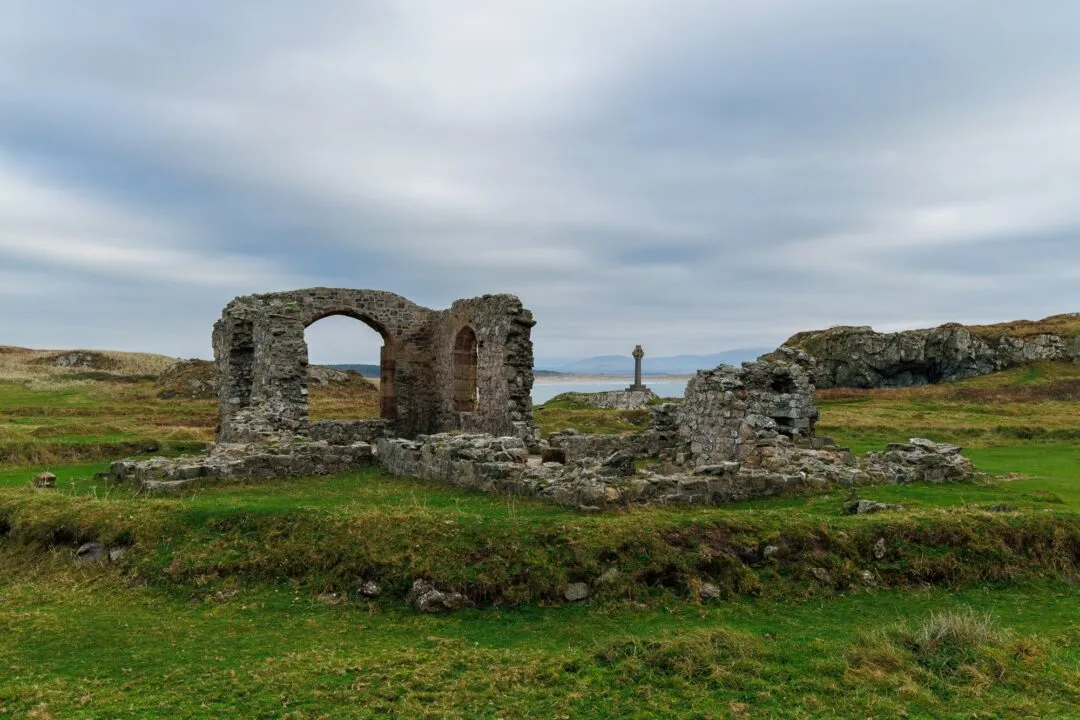 Anglesey llanddwyn church ruins cross