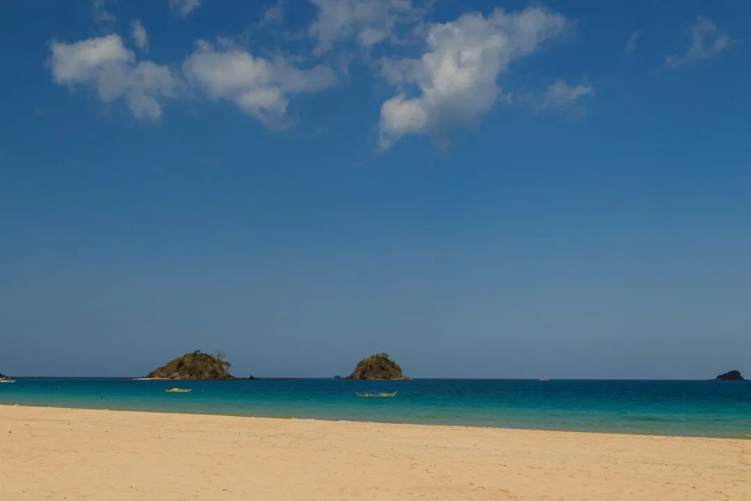 Beach twin islets boats El Nido