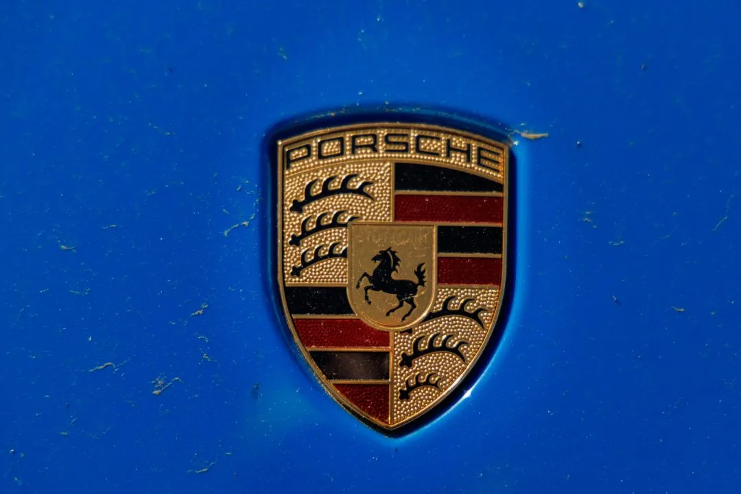 Porsche crest badge macro, Caffeine and Machine