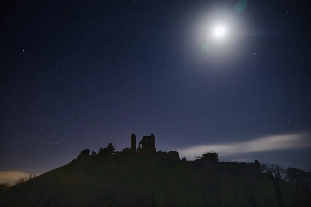 Corfe castle moonrise