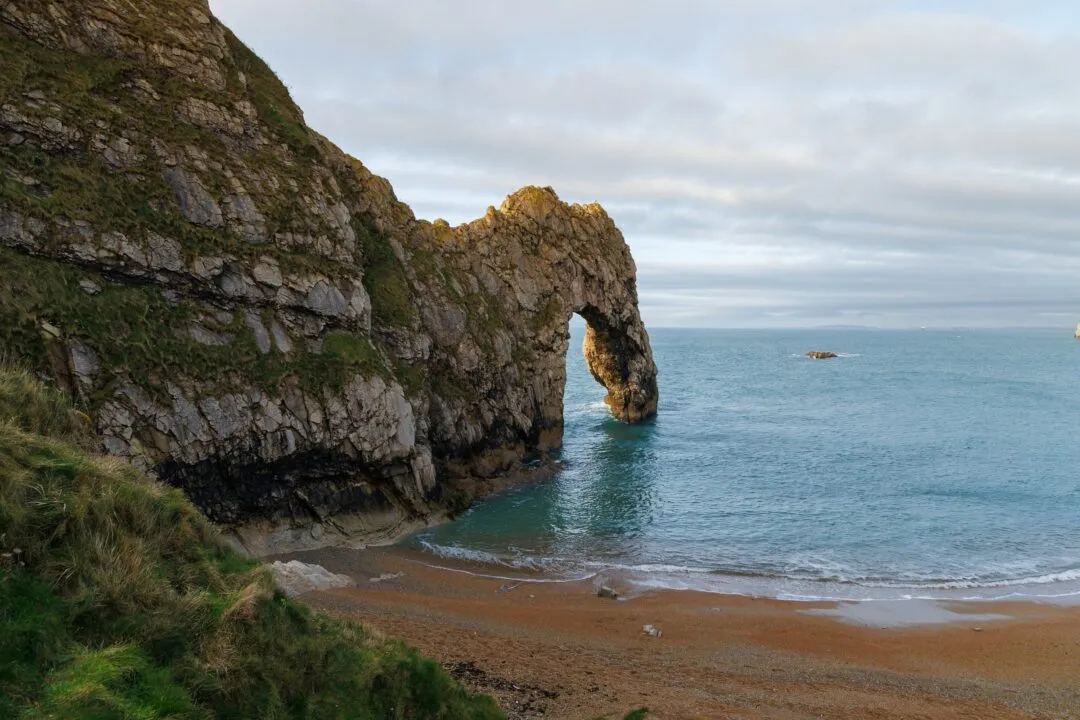 Durdle door arch golden grass