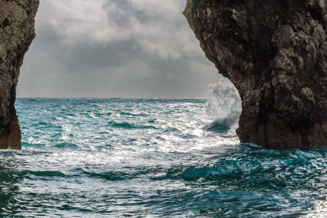 Durdle door arch grass foreground