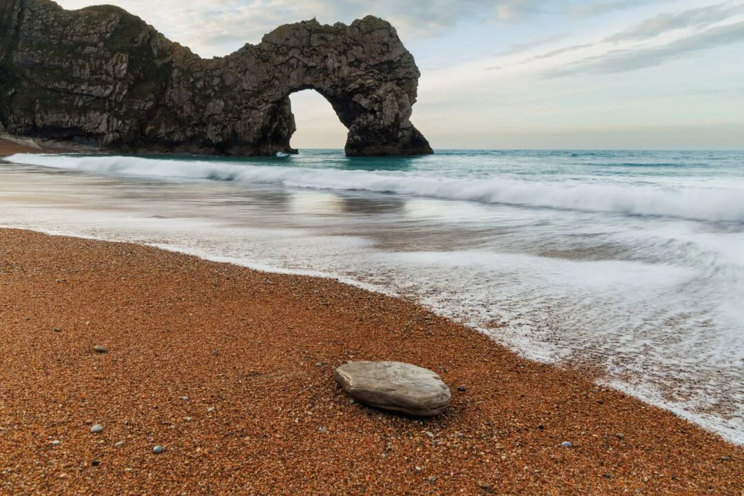 Durdle door beach wave arch