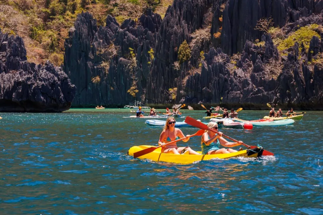 Dynamic crop kayaking pair El Nido