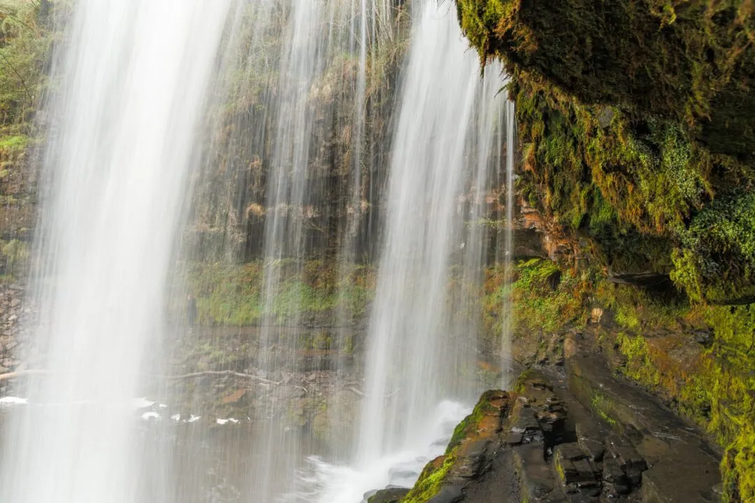 Four waterfalls behind the falls