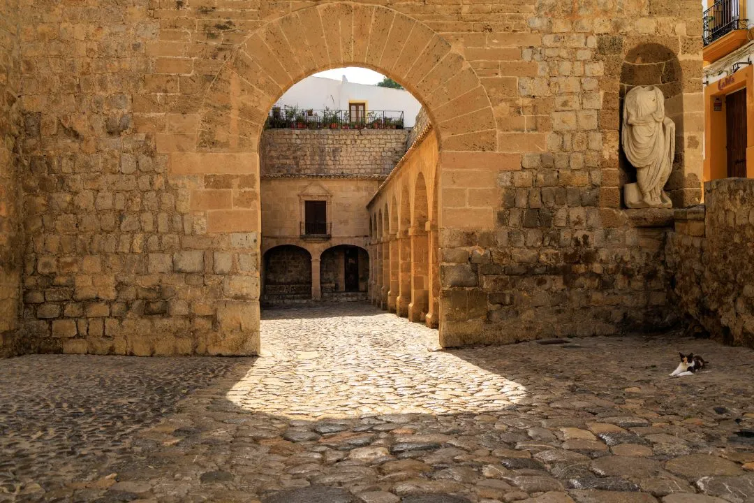 Courtyard archway statue cat, Ibiza Old Town