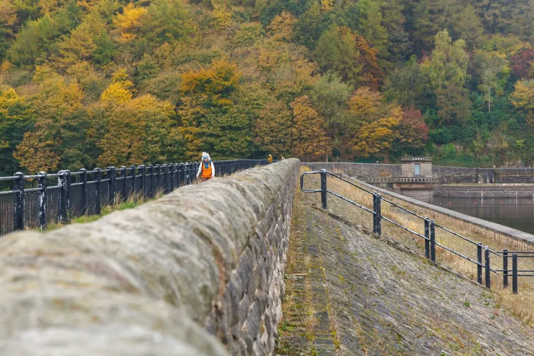 Peak district ladybower dam walkway
