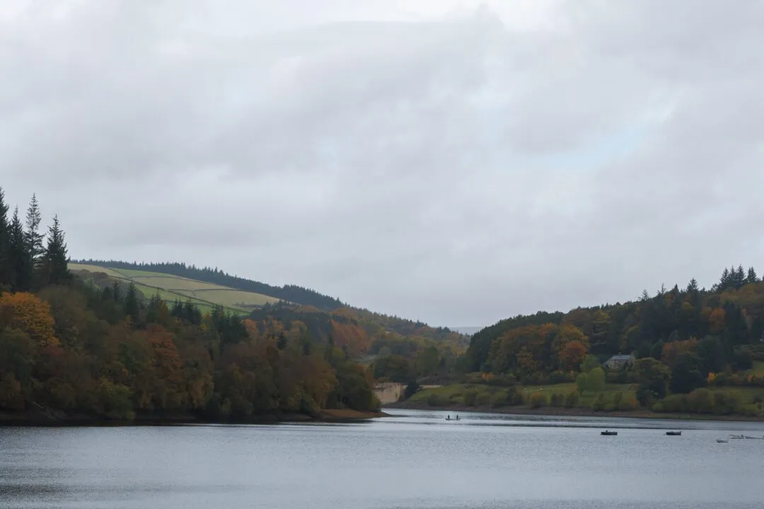 Peak district ladybower reservoir hills