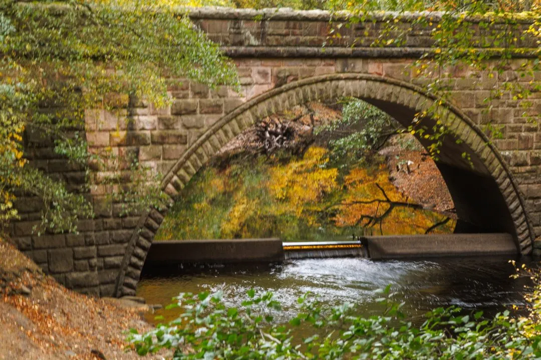 Peak district packhorse bridge derwent valley