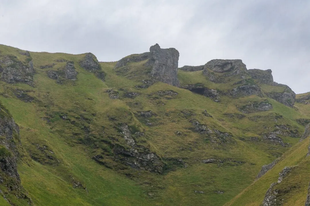 Peak district winnats pass limestone pinnacles