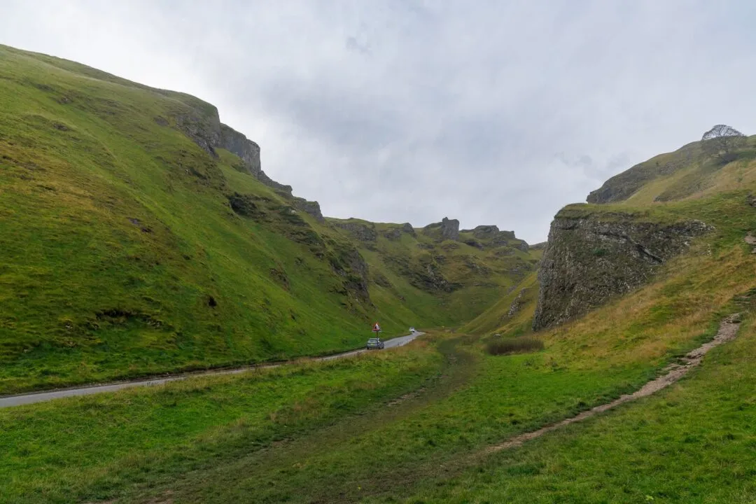 Peak district winnats pass valley road