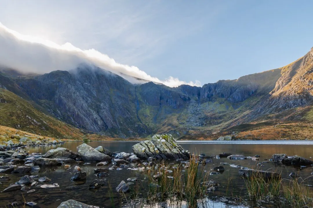 Snowdonia llyn idwal cliffs lakeshore