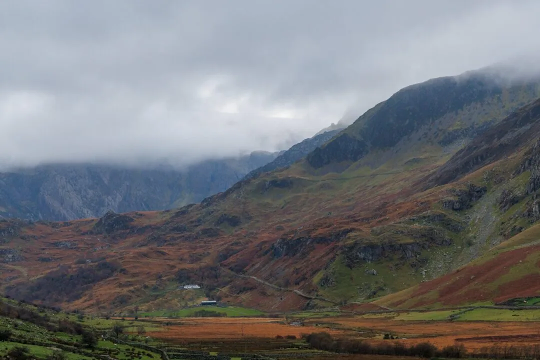 Snowdonia nant ffrancon pass farmhouse valley