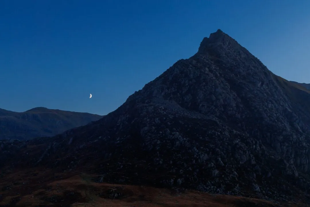 Snowdonia tryfan blue hour moonrise