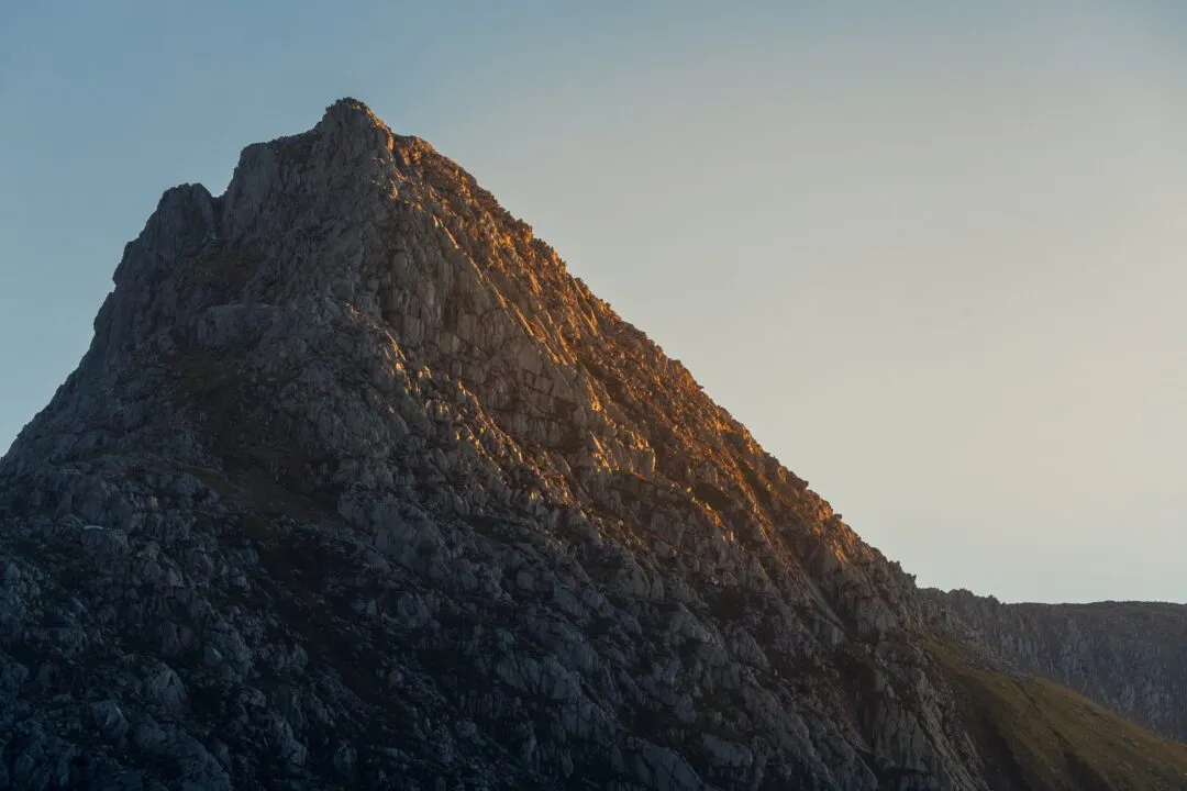 Snowdonia tryfan peak silhouette light