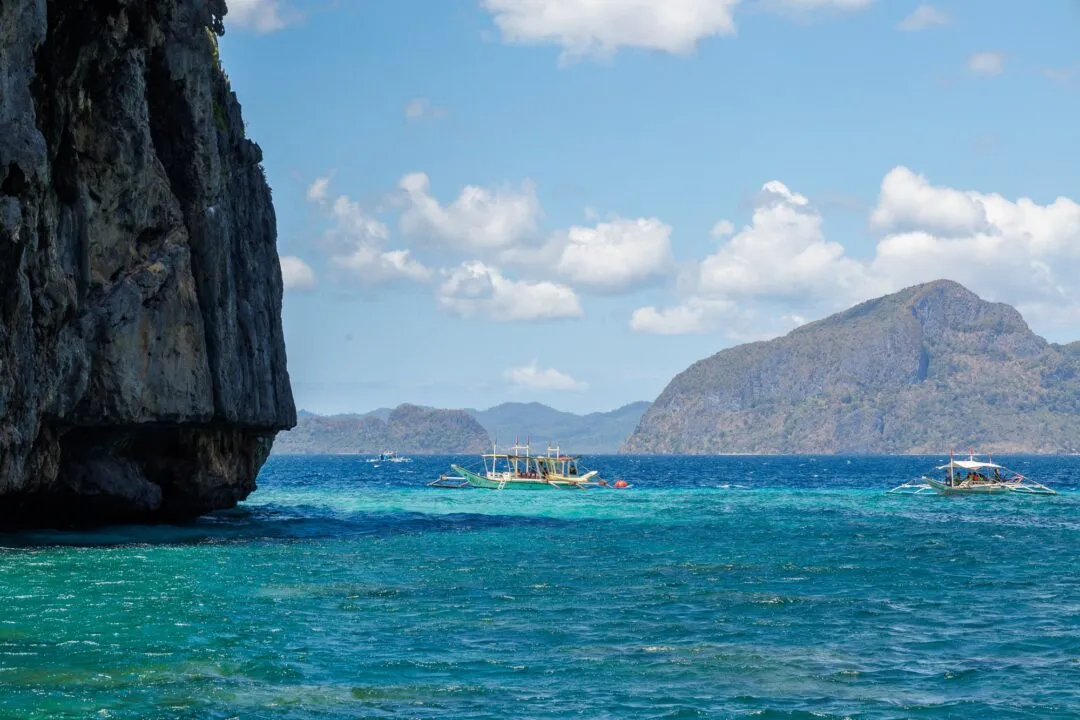 Tight sharp kayak action sparkling water El Nido