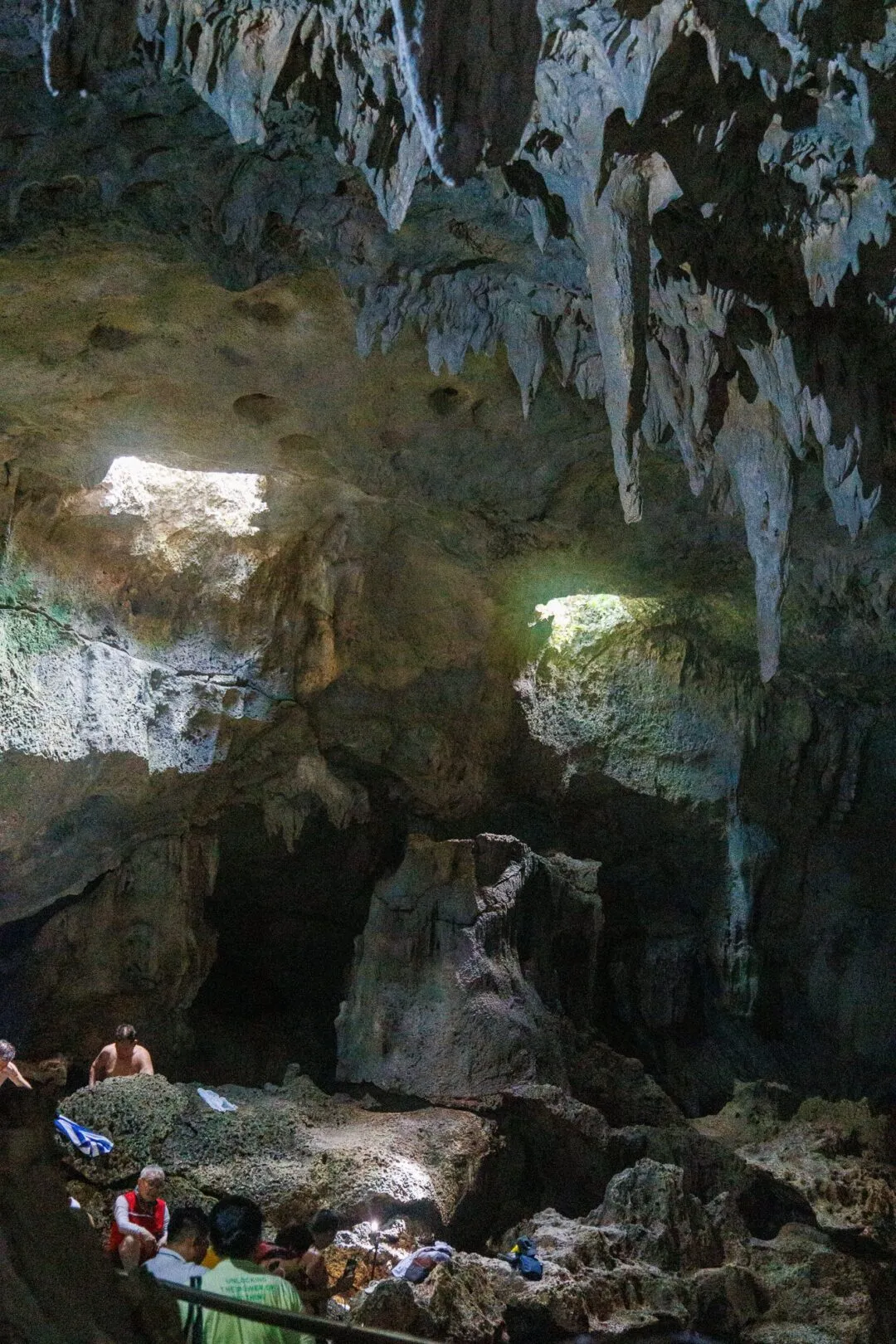 Wide cave chamber scale figures bohol